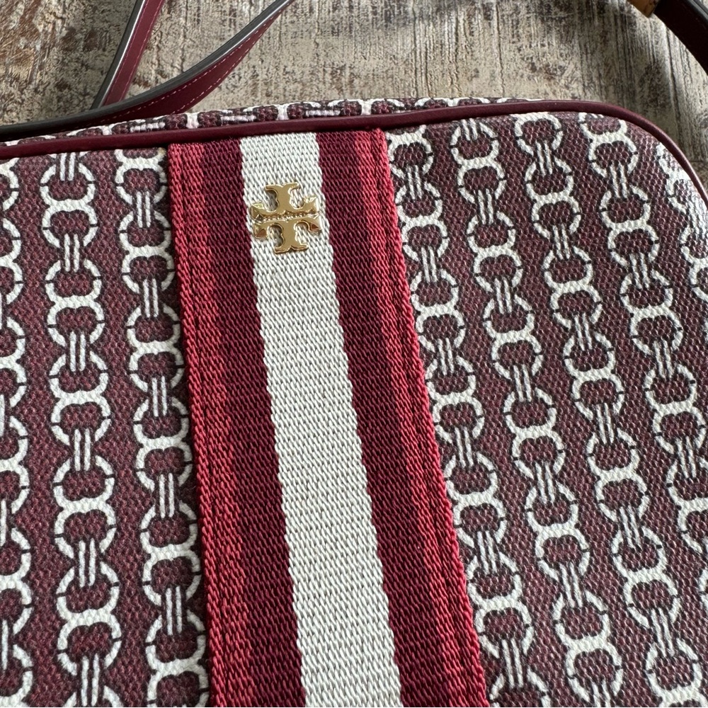Tory Burch crossbody with adjustable strap burgundy. LIKE NEW.